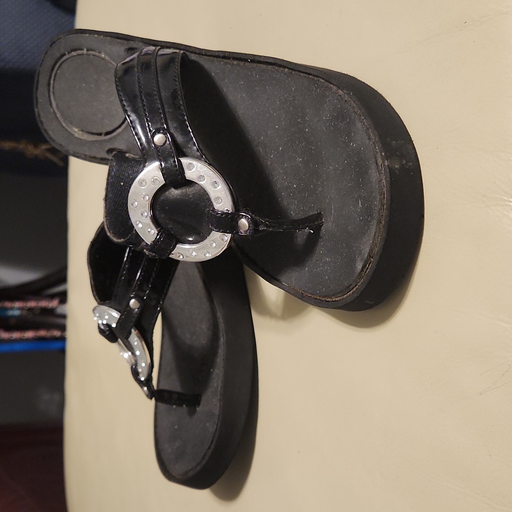 Make offer! Sandals silver emblem on black strap (size 6) Lightweight